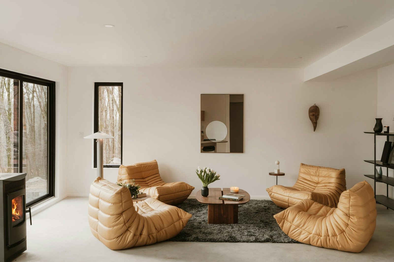 Salón contemporáneo con acabados neutros e iluminación natural, imagen de inspiración